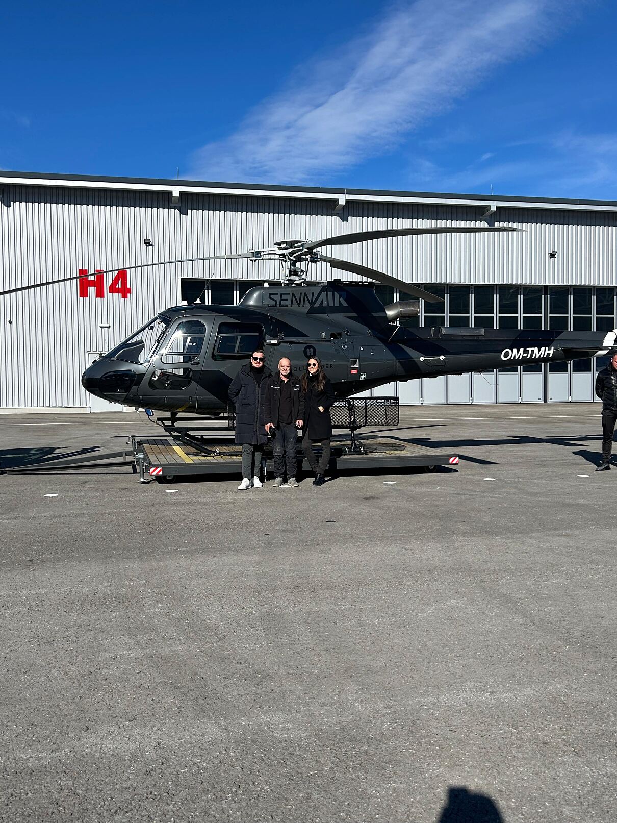 @Fotocredit Upside Down Town Hotel-Neue Post v.l.n.r  Geschäftsführer Darijo Vujicic, Hausmeister und Geburtstagskind  Zeljko Stevic, Geschäftsführerin Nadia Bruckner JPG 2