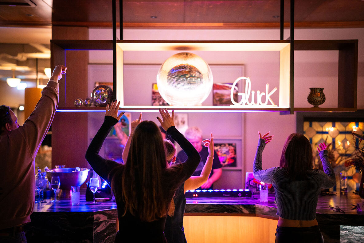 Upside Down Town Hotel – Neue Post__©momayer2512