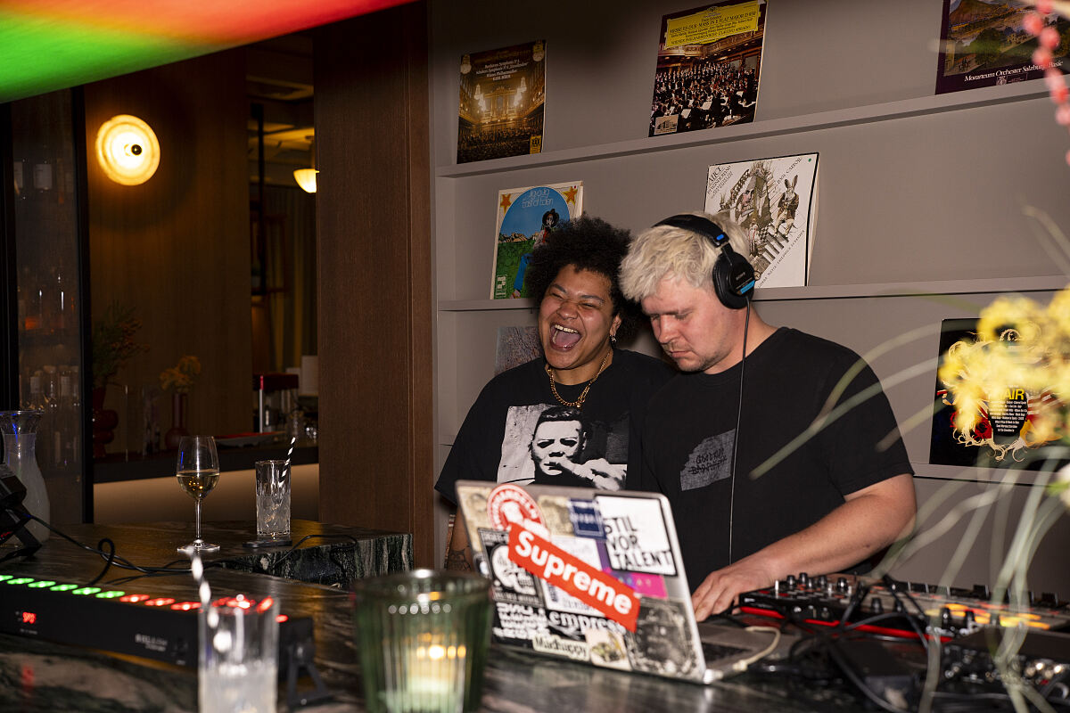 Upside Down Town Hotel – Neue Post__©momayer2557