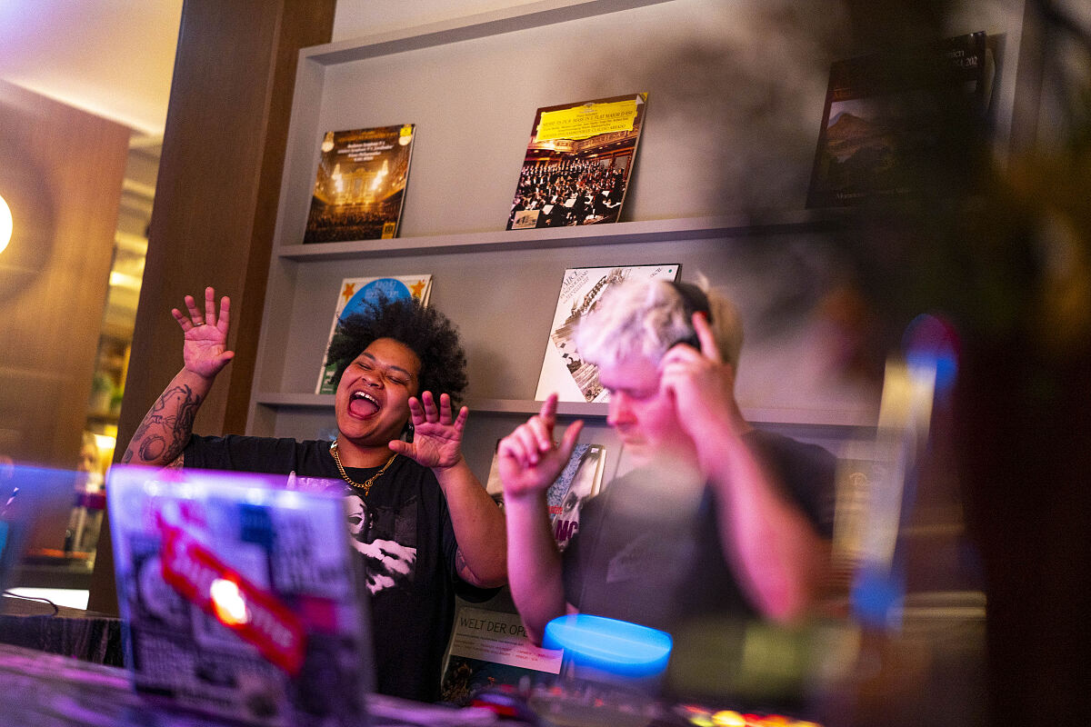 Upside Down Town Hotel – Neue Post__©momayer2596