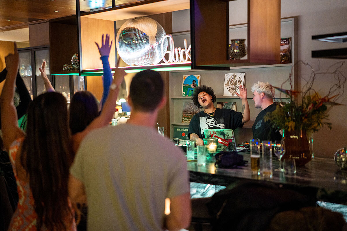 Upside Down Town Hotel – Neue Post__©momayer2611