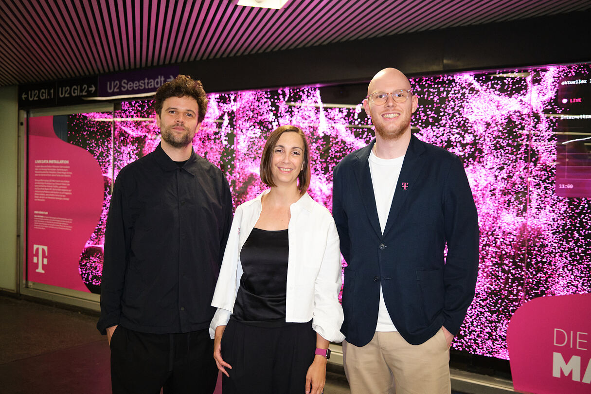 Magenta Art Spaces_Felix Reiterer, Barbara Klinser-Kammerzelt; Magenta VP Brand & MarCom, Paul von Groote; Magenta Presseprecher_U-Bahn Station Karlsplatz_Treppenaufgang (c) Thomas Unterberger, wardanetwork.at