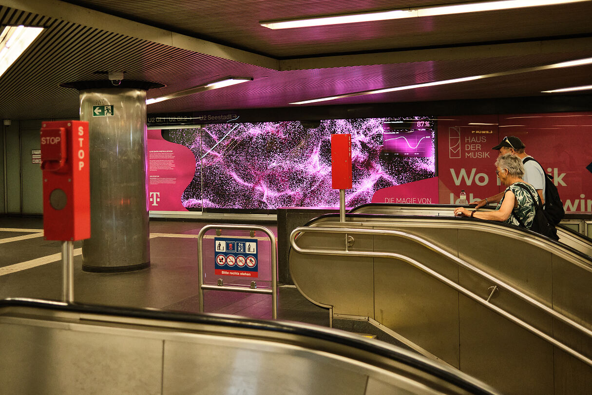 Magenta Art Spaces_Felix Reiterer_Live Data Installation_U-Bahn Station Karlsplatz_Treppenaufgang (c) Thomas Unterberger, wardanetwork.at_1