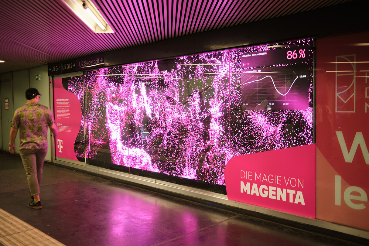 Magenta Art Spaces_Felix Reiterer_Live Data Installation_U-Bahn Station Karlsplatz_Treppenaufgang (c) Thomas Unterberger, wardanetwork.at_3