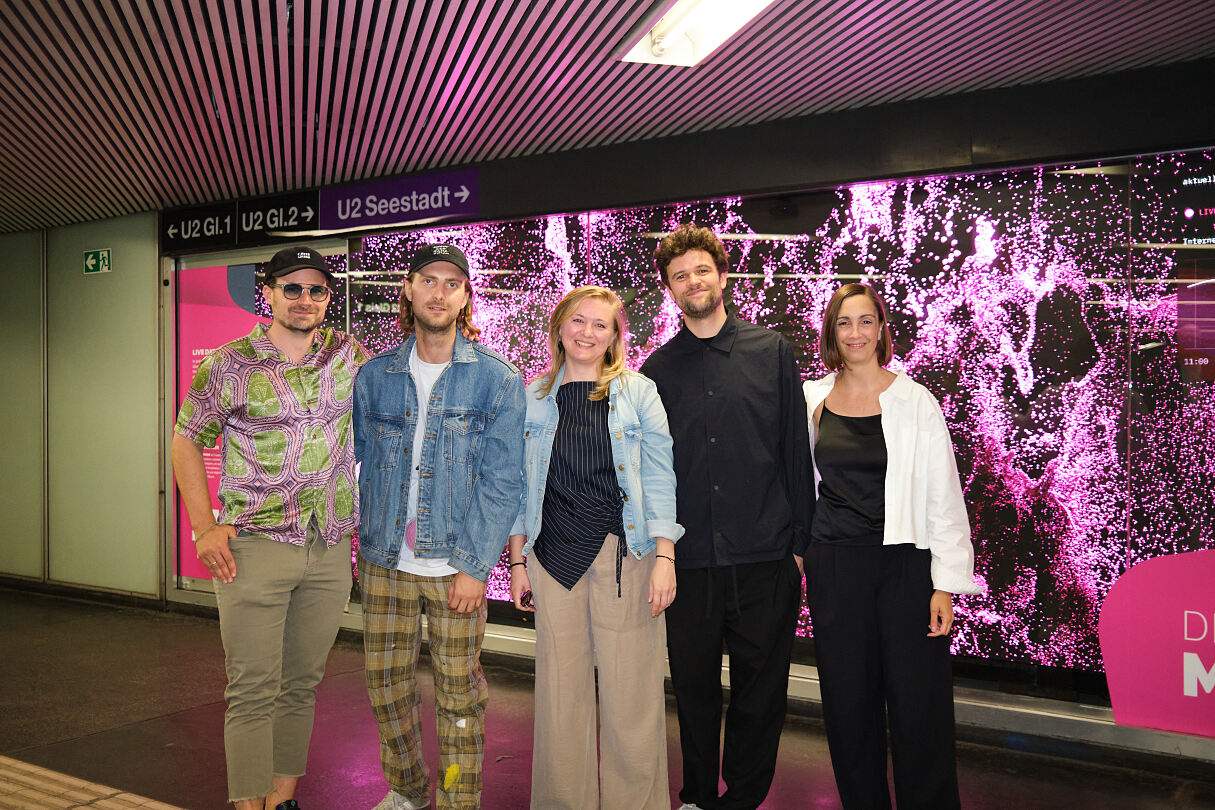 Magenta Art Spaces_Felix Reiterer_Live Data Installation_vlnr. Eugen Prosquill, Künstler Marcin Glod, Künstlerin Stephanie Meisl, Künstler Felix Reiterer, Barbara Klinser-Kammerzelt; Magenta VP Brand & MarCom (c) Thomas Unterberger, wardanetwork.at