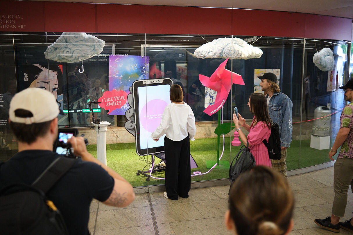 Magenta Art Spaces_Marcin Glod_Happy Signal_U-Bahn Station Karlsplatz_Opernpassage rechts (c) Thomas Unterberger, wardanetwork.at_2