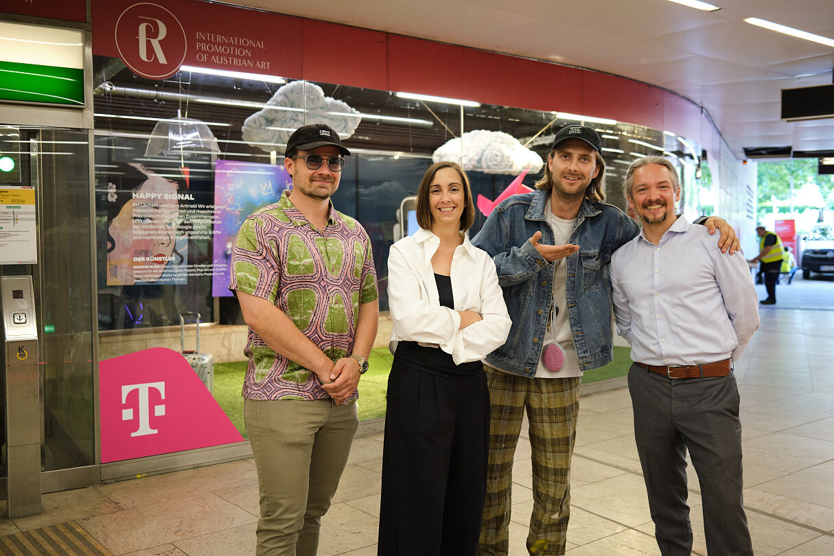 Magenta Art Spaces_Marcin Glod_Happy Signal_vlnr. Eugen Prosquill; Warda Network CEO, Barbara Klinser-Kammerzelt; Magenta VP Brand & MarCom, Marcin Glod, Manuel Gras; Red Carpet Art Award, Obmann des Vereins (c) Thomas Unterberger, wardanetwork.at_3