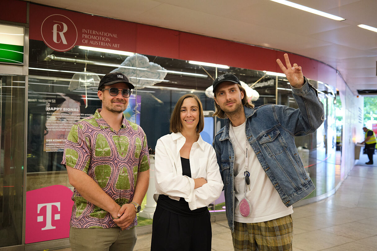 Magenta Art Spaces_Marcin Glod_Happy Signal_vlnr. Eugen Prosquill; Warda Network Founder, Barbara Klinser-Kammerzelt; Magenta Vice President Brand & Marketing Communication, Künstler Marcin Glod (c) Thomas Unterberger, wardanetwork.at_2