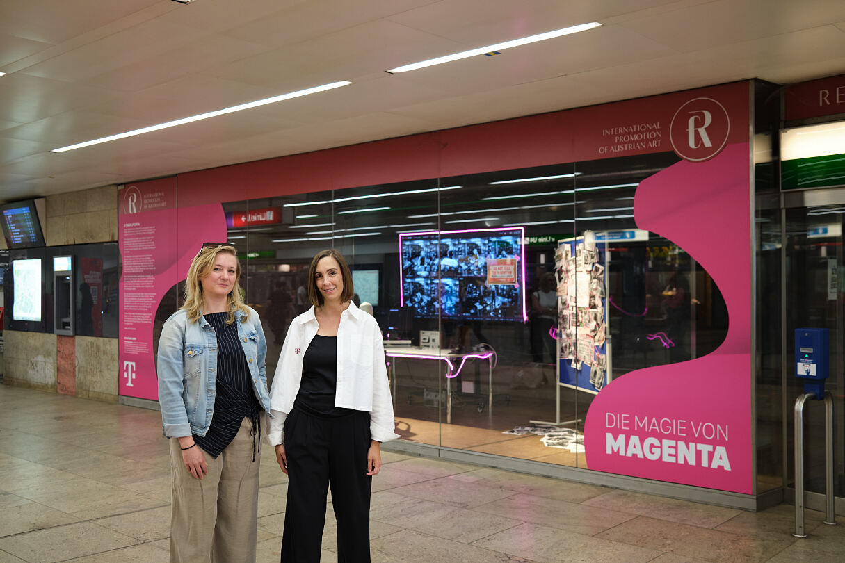 Magenta Art Spaces_Stephanie Meisl mit Barbara Klinser-Kammerzelt; Magenta Vice President Brand & Marketing Communication_Cyber Utopia_U-Bahn Station Karlsplatz_Opernpassage links (c) Thomas Unterberger, wardanetwork.at_1