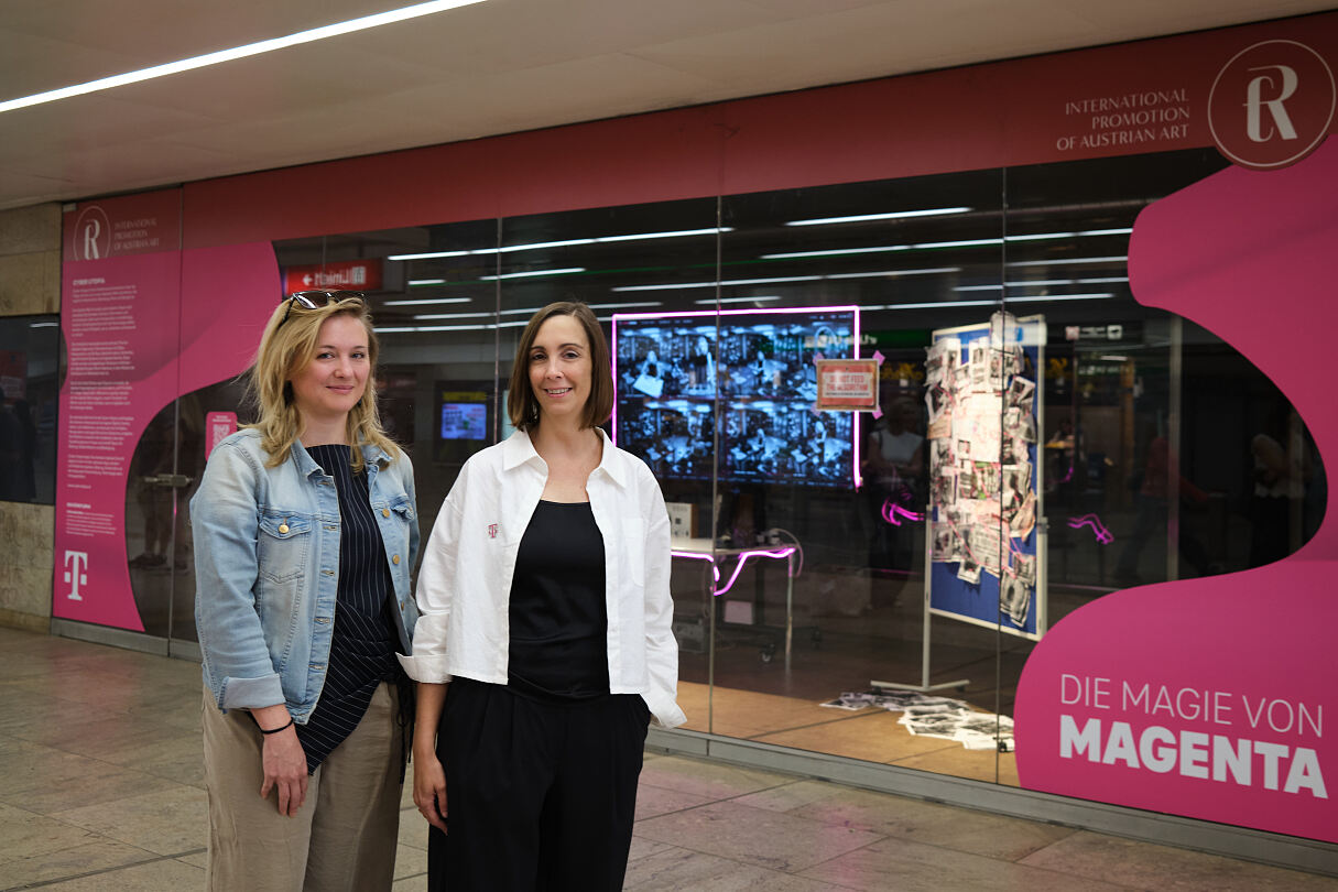 Magenta Art Spaces_Stephanie Meisl mit Barbara Klinser-Kammerzelt; Magenta Vice President Brand & Marketing Communication_Cyber Utopia_U-Bahn Station Karlsplatz_Opernpassage links (c) Thomas Unterberger, wardanetwork.at_2