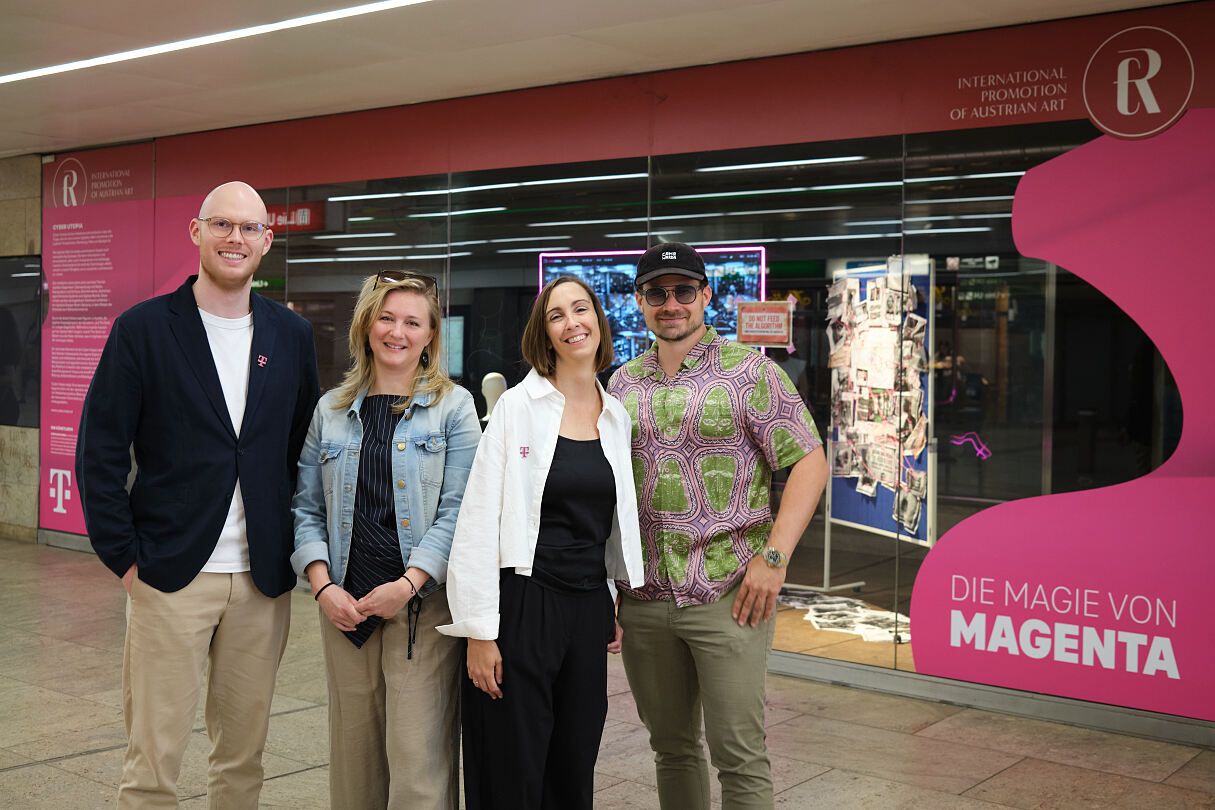 Magenta Art Spaces_Stephanie Meisl_Cyber Utopia_vlnr. Paul von Groote; Magenta Pressesprecher, Stephanie Meisl, Barbara Klinser-Kammerzelt; Magenta VP Brand & MarCom, Eugen Prosquill; Warda Network CEO (c) Thomas Unterberger, wardanetwork.at
