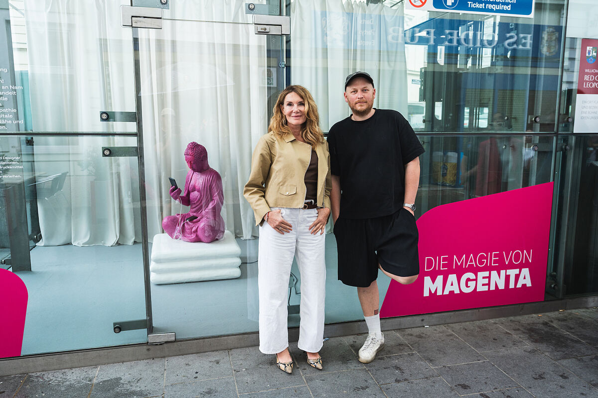 Magenta Art Spaces_Thomas Waidhofer_iBuddha_U-Bahn Station Taborstraße_Nicole Adler; For Women Only Network mit Künstler Thomas Waidhofer (c) Michael Stanzer, wardanetwork.at