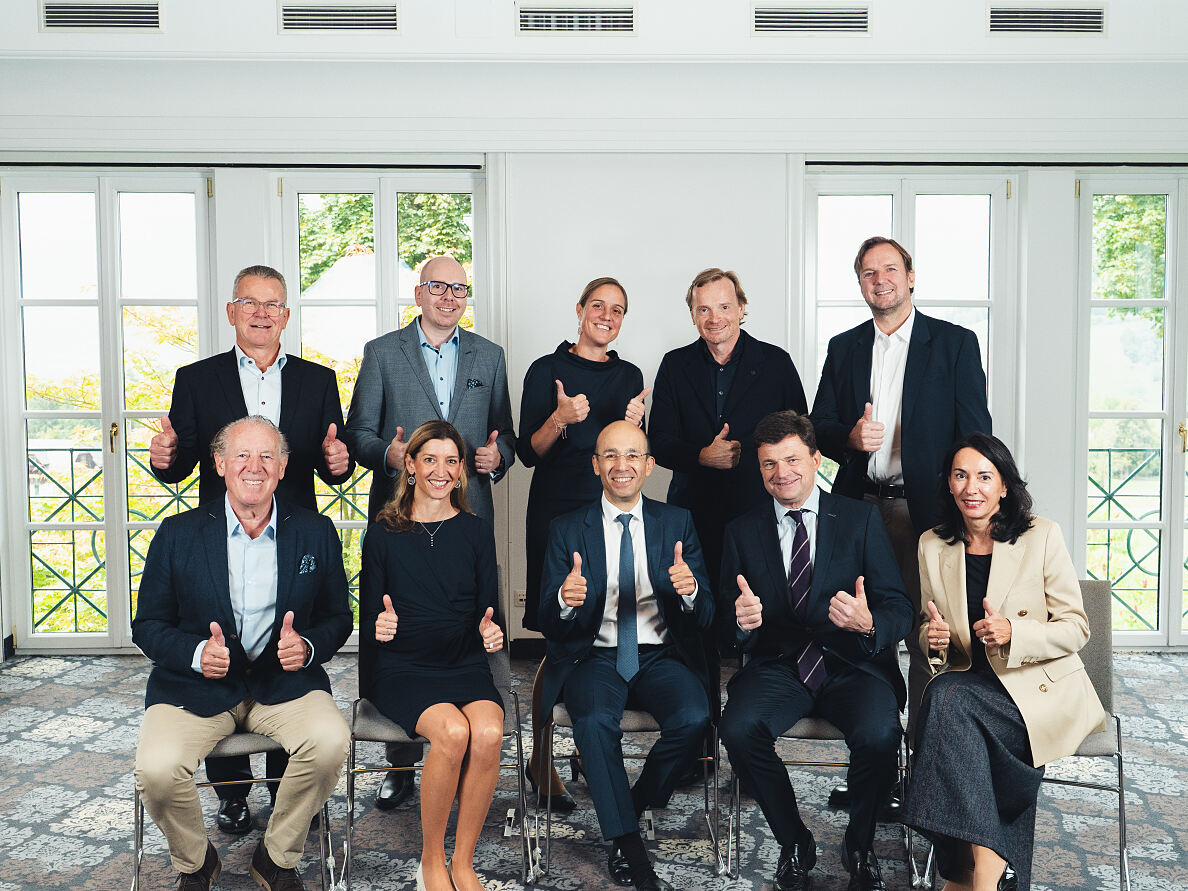 2_ÖGPRÄC Vorstand_vlnr. vonu. Dr.Ludwig Hefel, Dr. Albert Fuchs, Dr. Elisabeth Russe, Dr. Matthias Rab, Dr. Ivo Justich, Dr. Josef Thurner, Dr. Eva Prandl-Mira, Dr. Rafic Kuzbari, Dr. Barbara Zink_(c) Leon Moik _ Moik Media_2