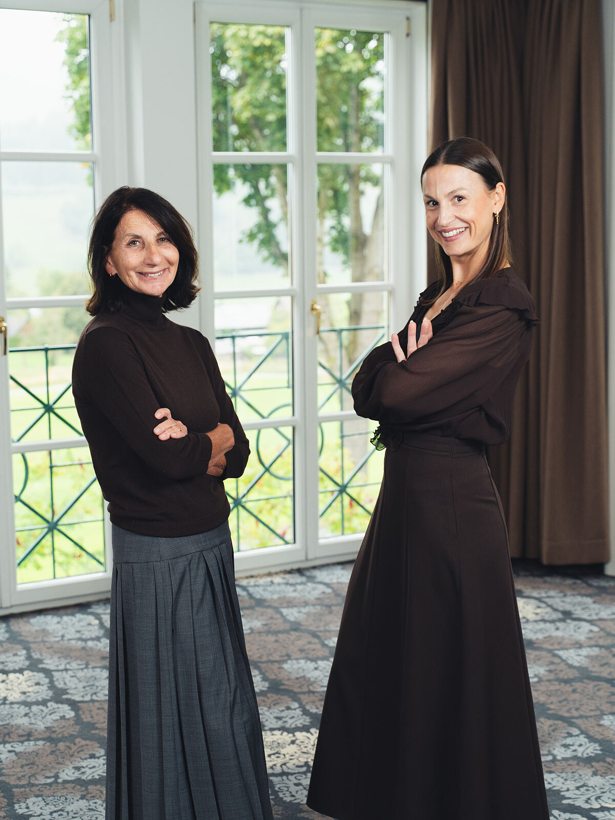 Übergabe ÖGPRÄC Fischill PR x SISTER ACT_vlnr. Dr. Britta Fischill, Mag. Lisa Haider_(c) Leon Moik _ Moik Media_5