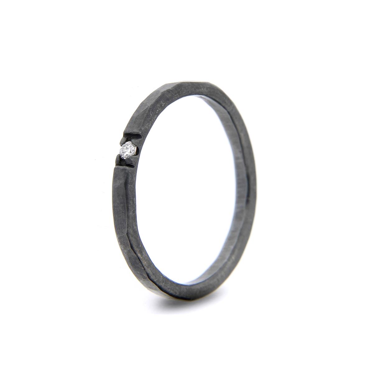 Katie g. Jewellery - Hammered Ring 2,0mm - Black 2 + 1 Diamond