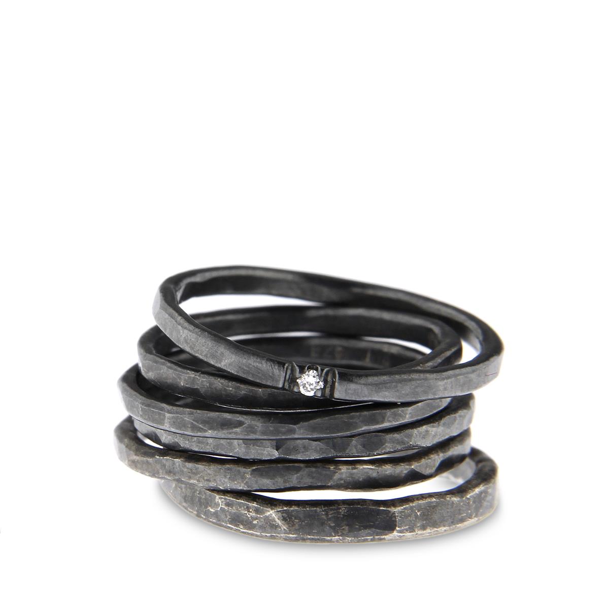 Katie g. Jewellery - Stapel aus Knuckle Ringen - sterling silber schwarz oxidiert mit 1 Brillant in einem Ring - Ringe um 40e und Brillant um 70€