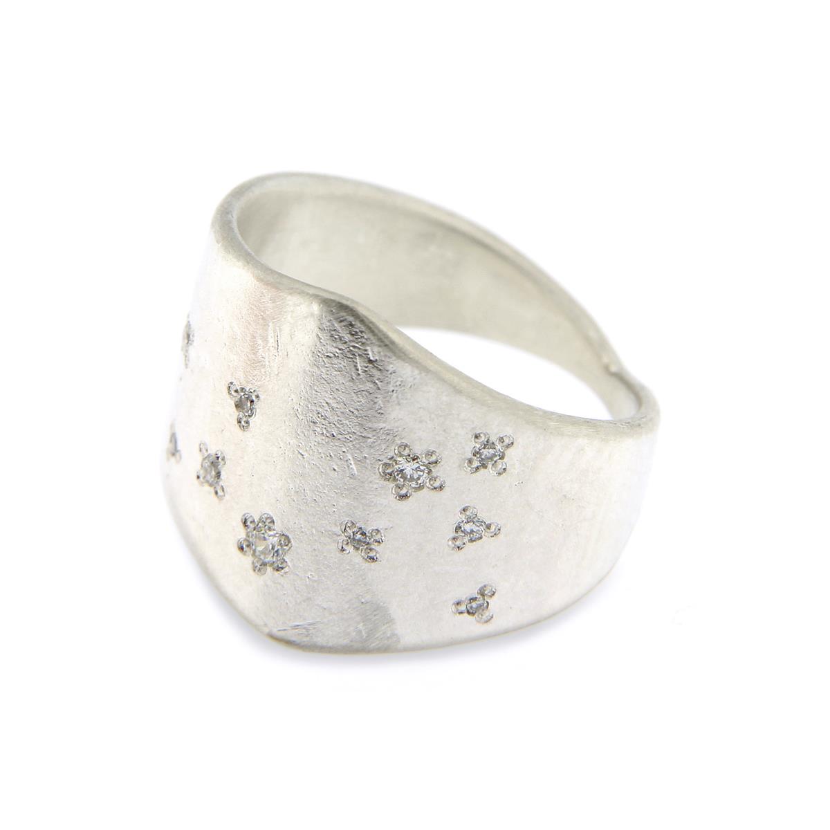 Katie g. Jewellery - Shield Ring - mattiertes sterling silber - mit brillanten im stargazing stil - Ring 150€ und pro Brillant 70€ - Anzahl und Position der Steine kann vom Kunden bestimmt werden