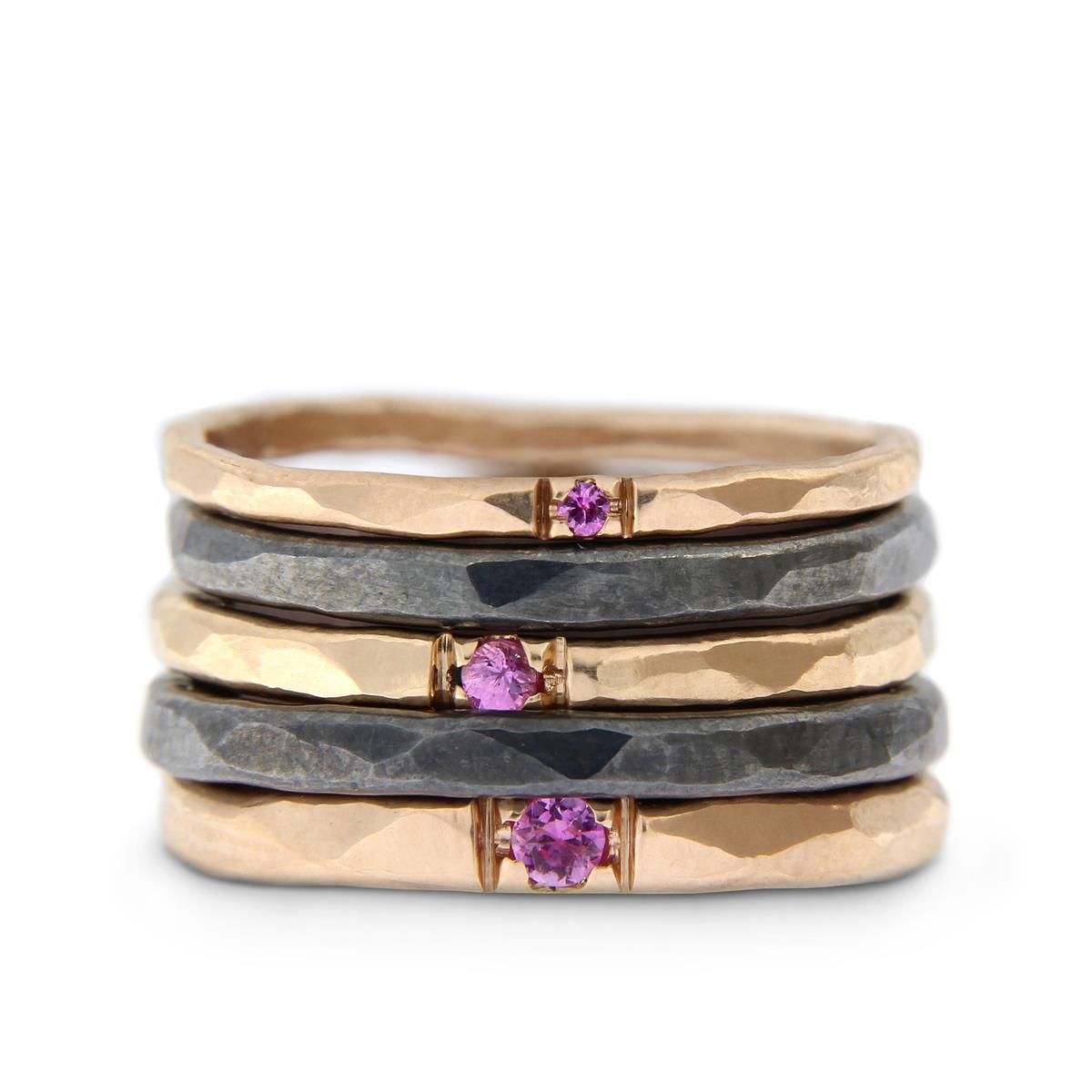 Katie g. Jewellery_Stack - Hammered Rings in 1,5 bis 2,5mm in oxidiertem Sterling silber und 14kt. Roségold mit rosa Saphir