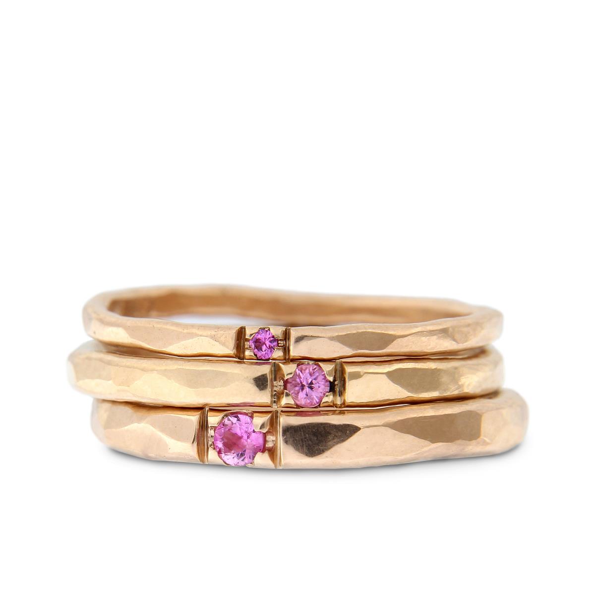 Katie g. Jewellery_Stack - Hammered Rings 1,5 bis 2,5mm in 14kt. Roségold mit rosa Saphir