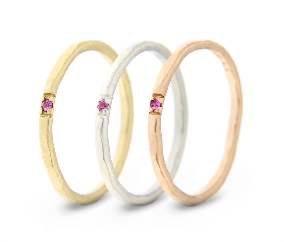 Katie g. Jewellery_Hammered Rings 1,5-2,5mm - in 14kt. Roségold - rosa Saphir