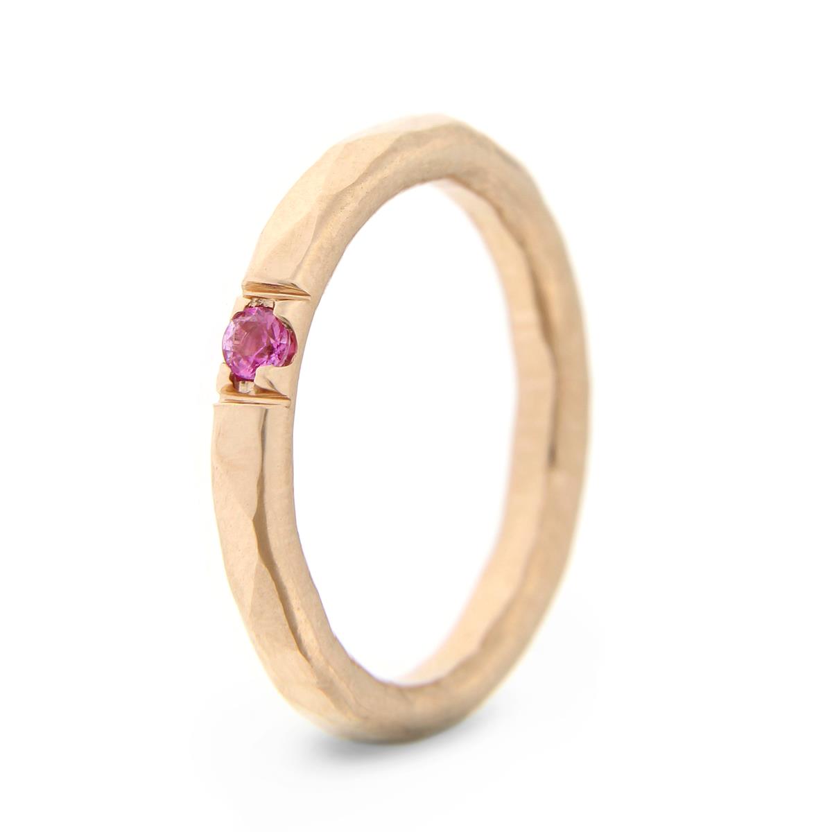 Katie g. Jewellery_Hammered Ring 2,5mm -  14kt. Roségold - rosa Saphir