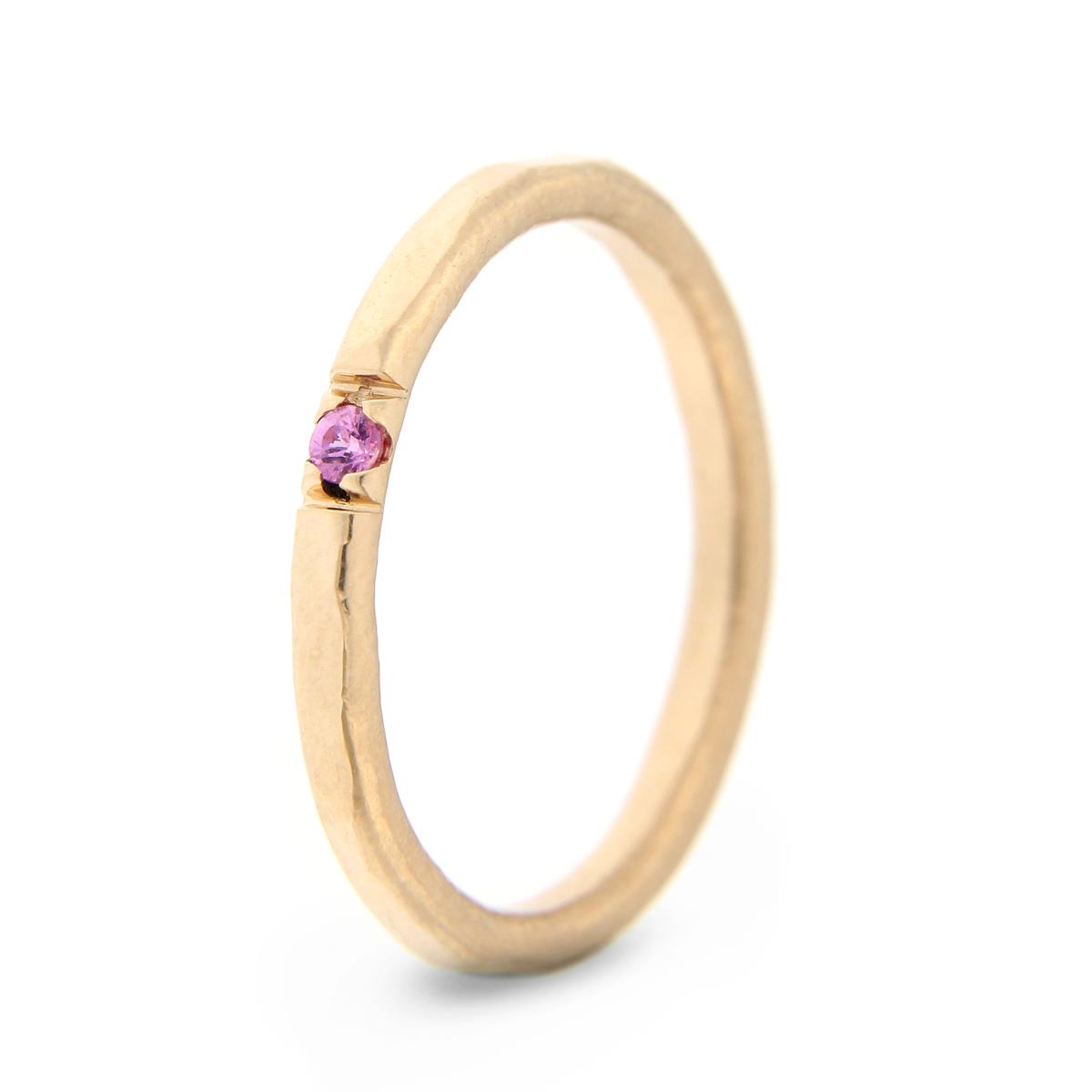 Katie g. Jewellery_Hammered Ring 2,0mm -  14kt. Roségold - rosa Saphir