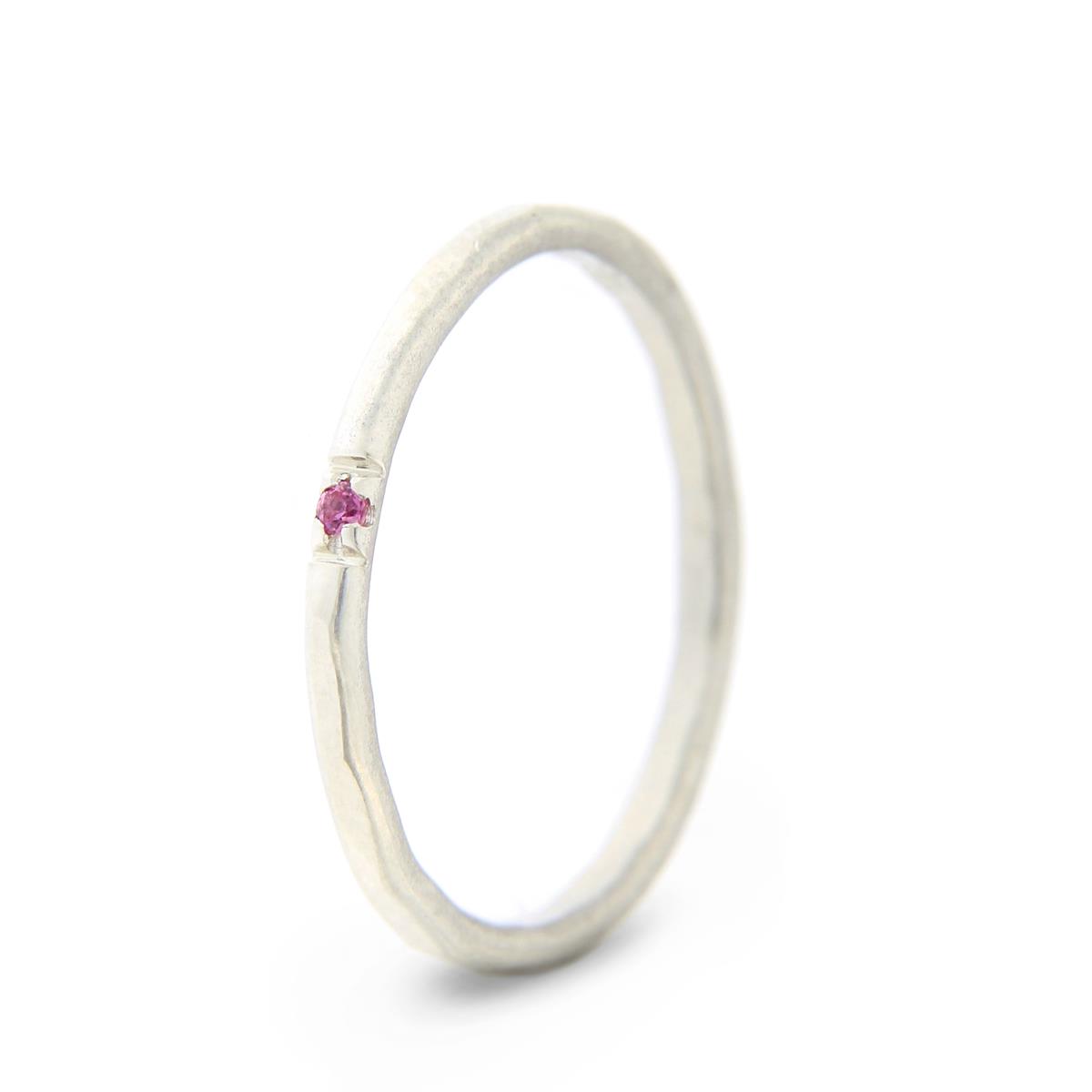 Katie g. Jewellery_Hammered Ring 1,5mm - sterling Silber - rosa Saphir