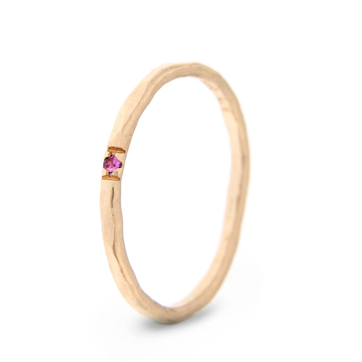 Katie g. Jewellery_Hammered Ring 1,5mm -  14kt. Roségold - rosa Saphir