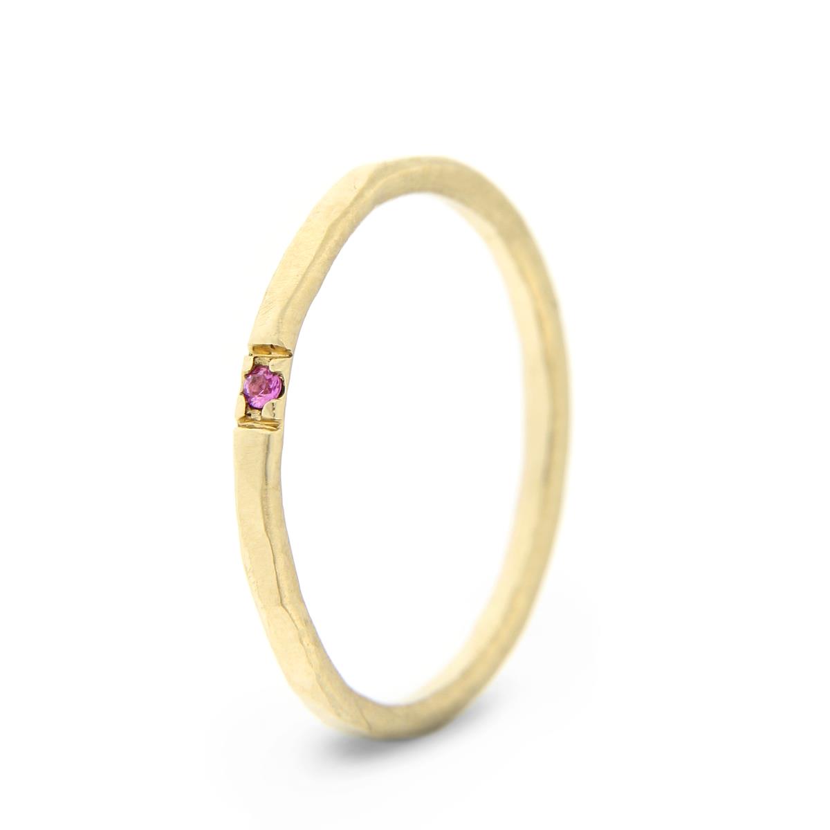 Katie g. Jewellery_Hammered Ring 1,5mm -  14kt. Champagnergold - rosa Saphir