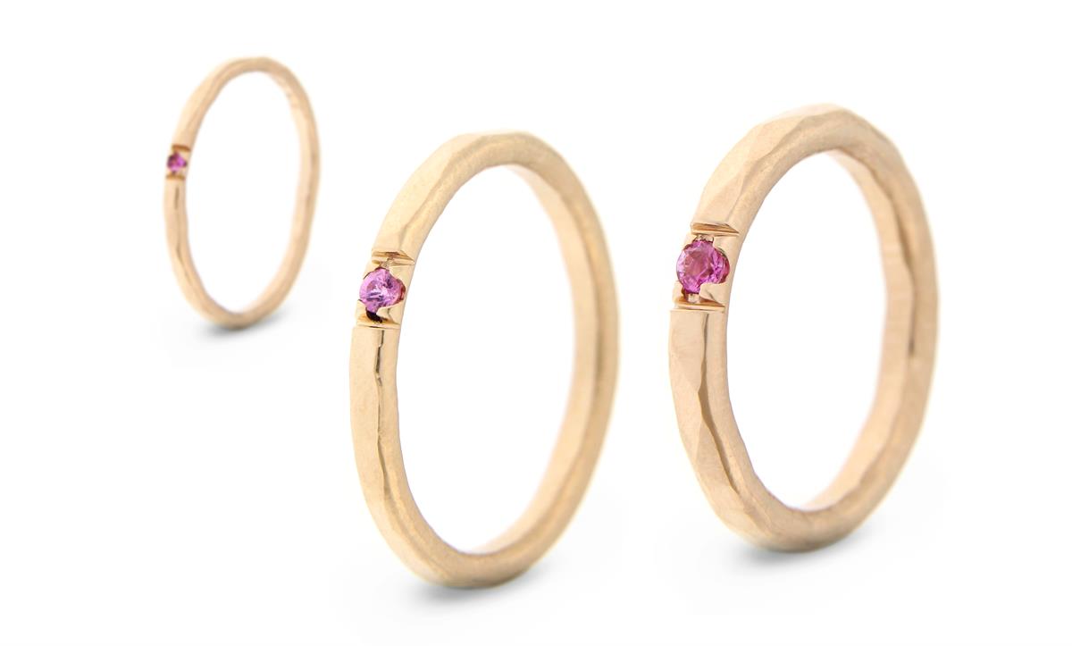 Katie g. Jewellery_Collage - Hammered Rings in 1,5 bis 2,5mm in 14kt. Roségold mit rosa Saphir