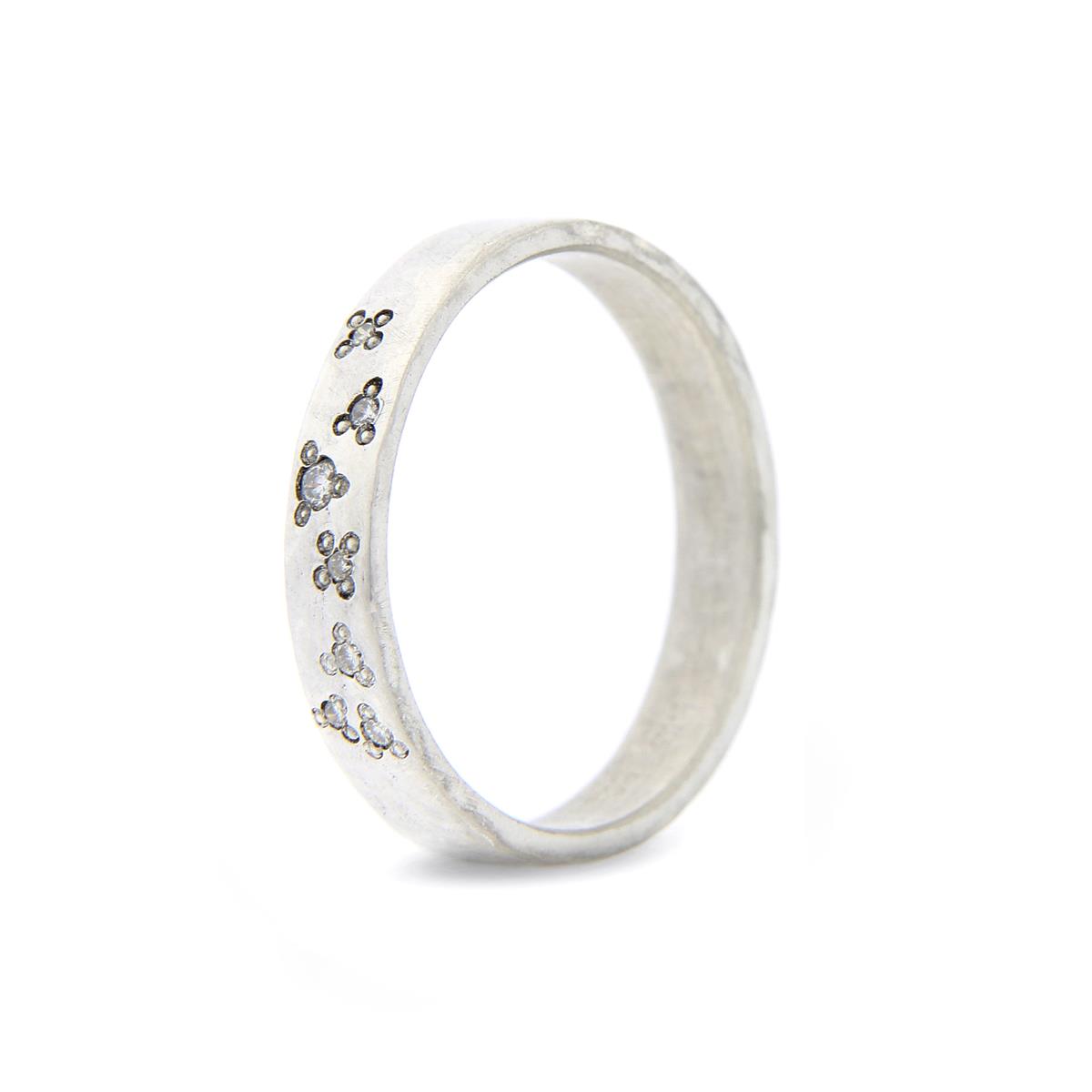 Katie g. Jewellery_Wide hammered Ring in Silber mit Brillanten im Stargazing Stil