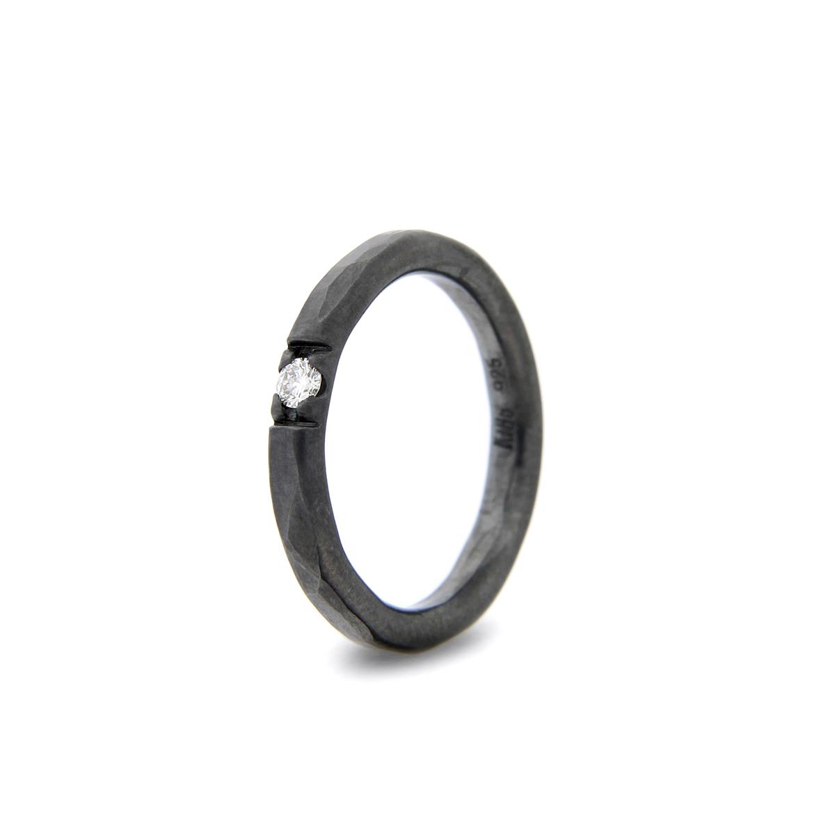 Katie g. Jewellery_Hammered Ring 2,5mm - oxidiertes Sterling Silber + 1 Brillant