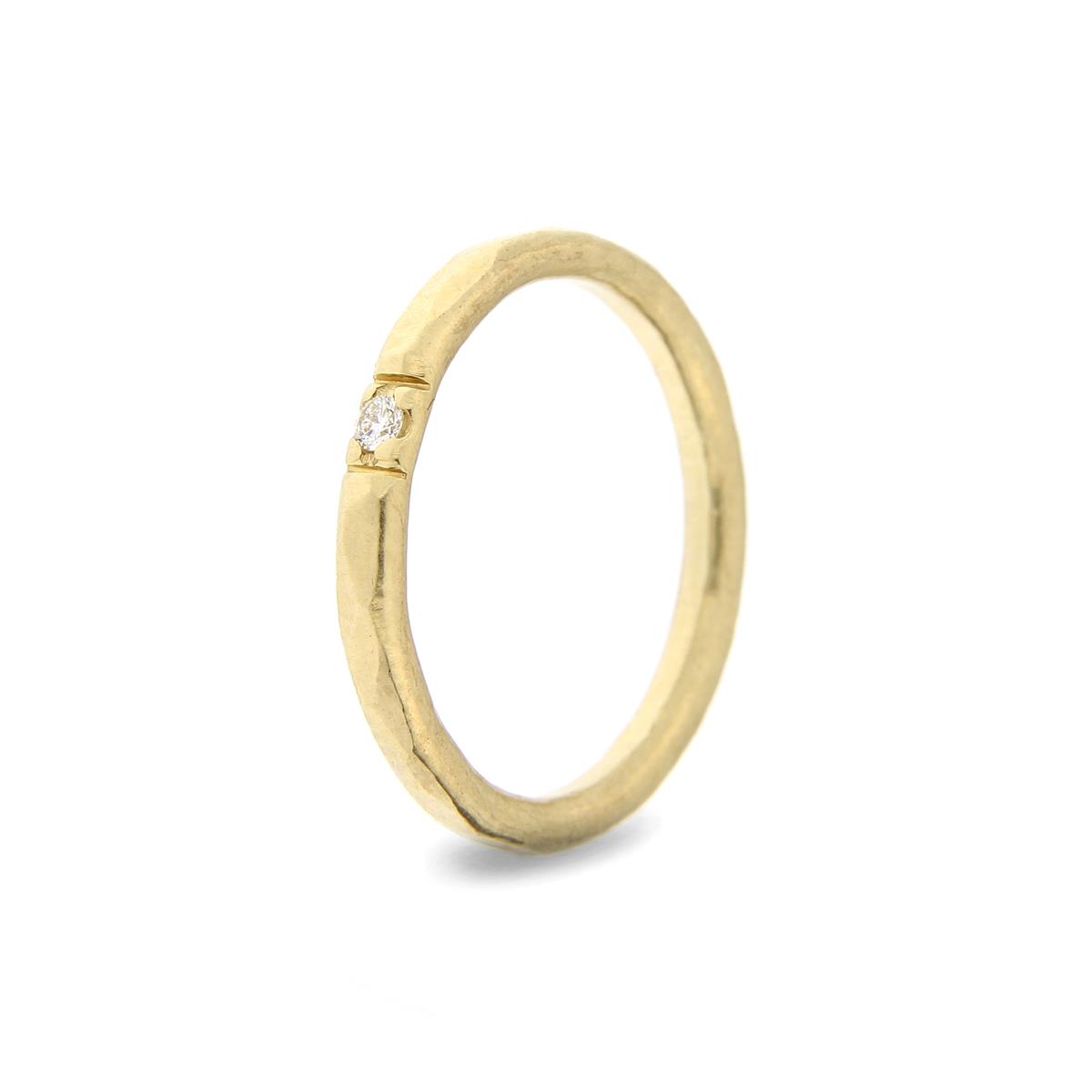 Katie g. Jewellery_Hammered Ring 2,0mm - 14kt. Champagnergold + 1 Brillant