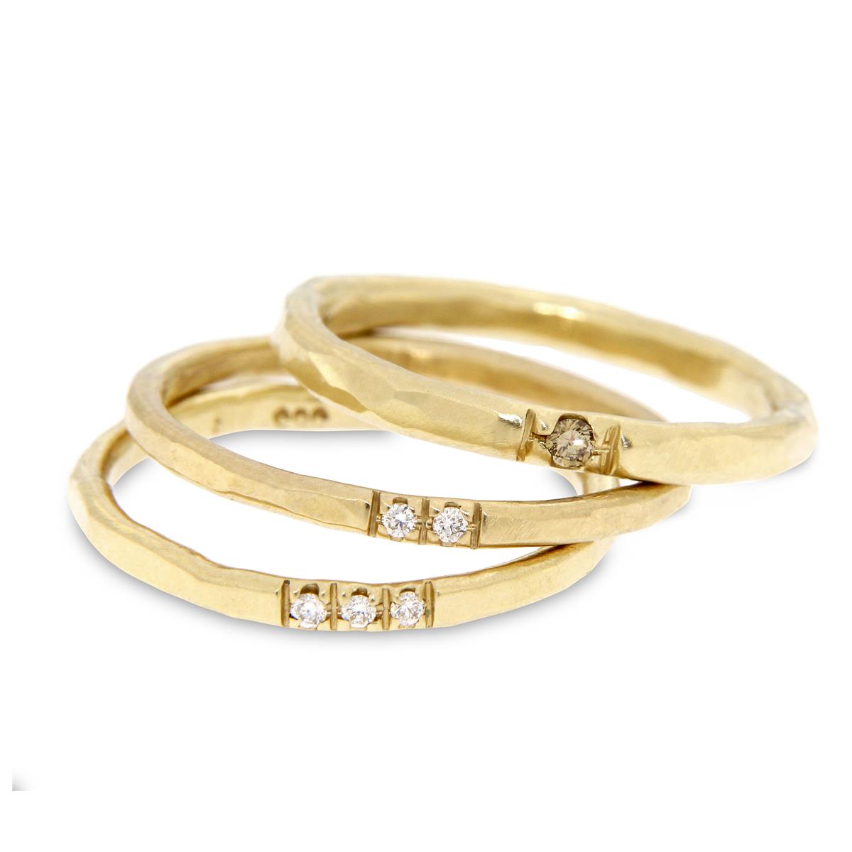 Katie g. Jewellery – Wedding - Ehering - Gehämmerte Gelbgold Ringe mit weißen bzw. braunen Brillanten