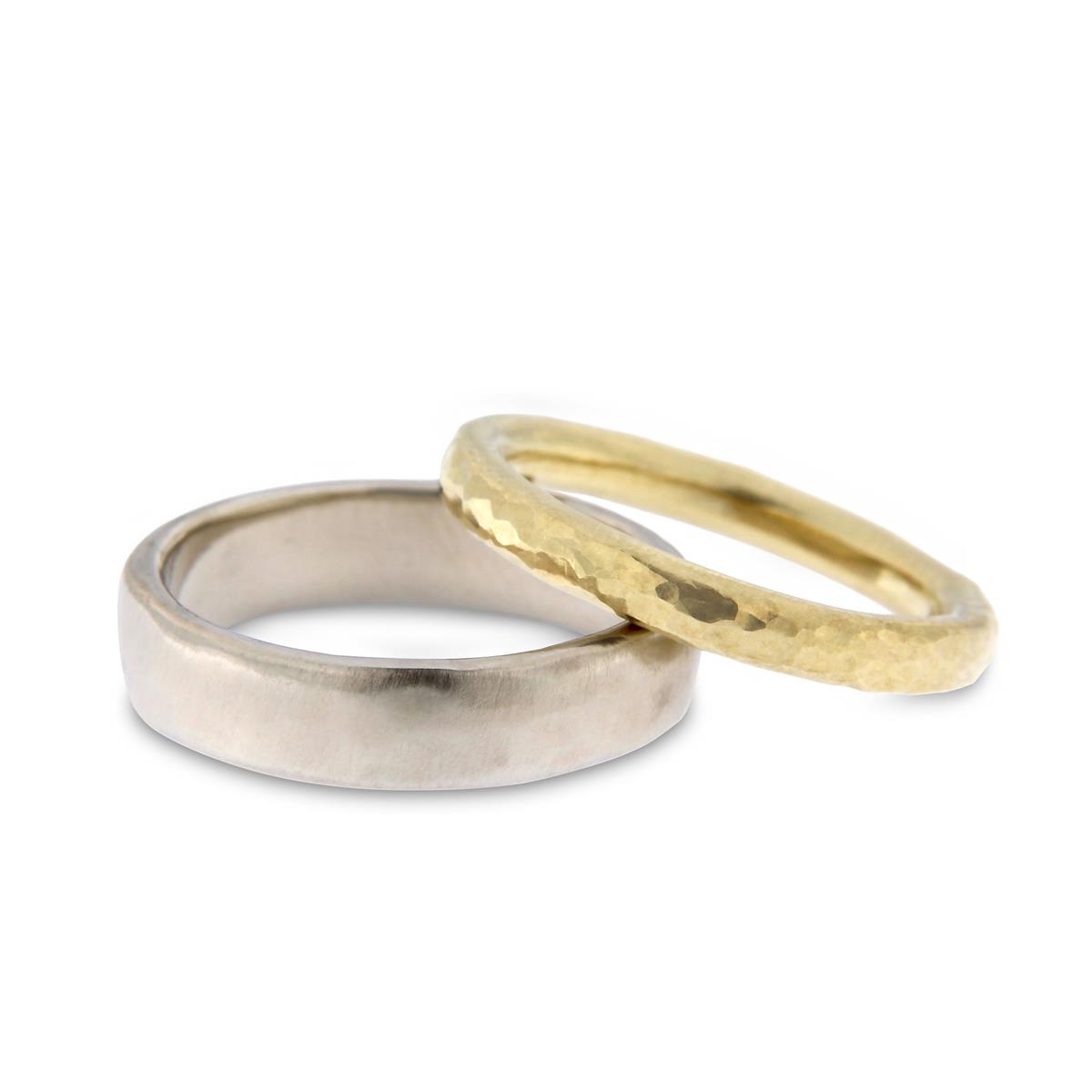 Katie g. Jewellery – Wedding - Männerring natürliches Weißgold und Damenring gehämmertes Gelbgold