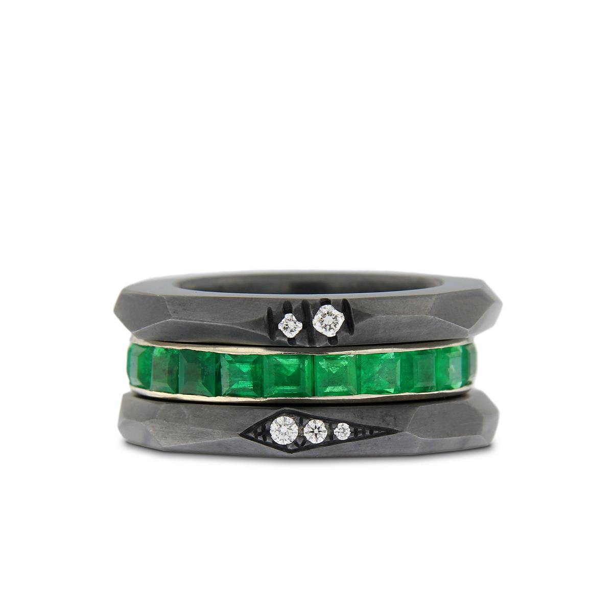 Katie g. Jewellery - Maßanfertigung von 2 Cutting Edge Ringen mit unterschiedlich gefassten Brillanten zum Schutz des Smaragd Memoir Rings