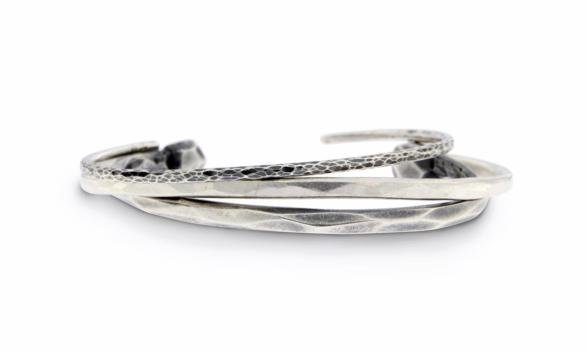 Katie g. Jewellery_Cutting Edge Bracelet und hammered Cuffs in Silber Oxidiert - getragen und patiniert