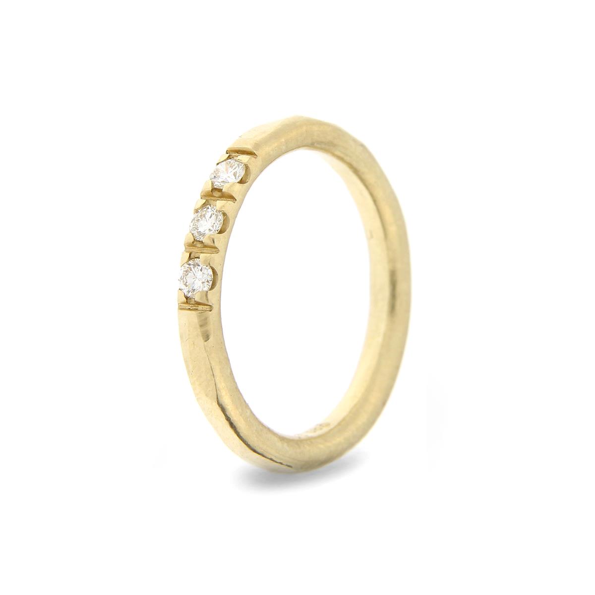 Katie g. Jewellery_Hammered Ring 2,5mm - Champ Gold 1 + 3 Diamonds