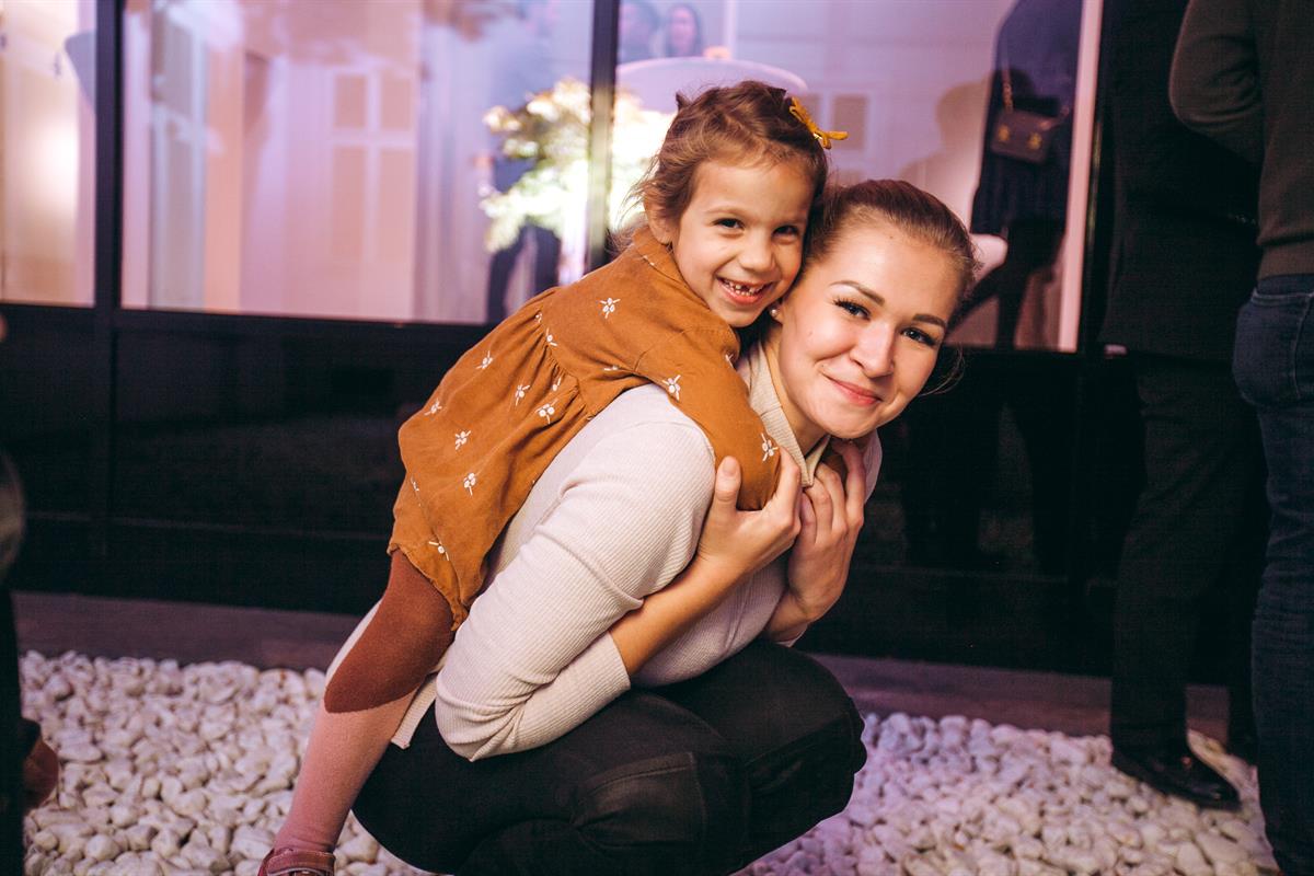 The Aurora – Opening_Alma (ALMA Babycare) mit Nanny © Mila Zytka, Good Life Crew