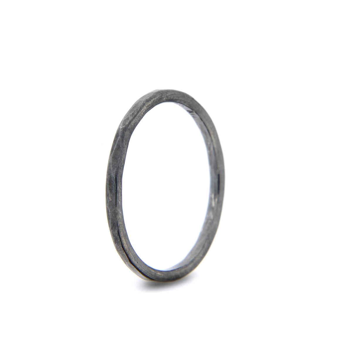 Katie g. Jewellery - Hammered Ring 1,5mm - Black