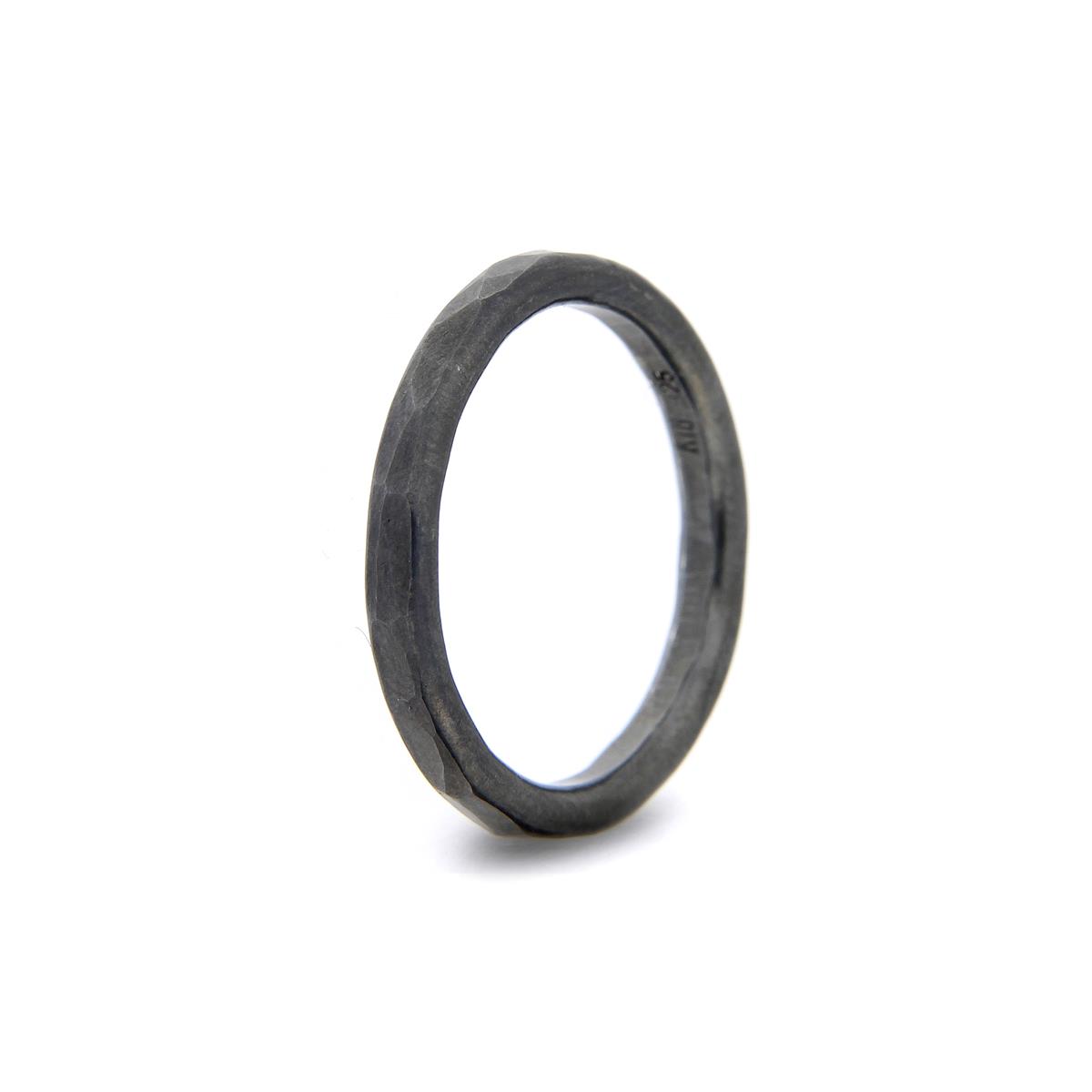 Katie g. Jewellery - Hammered Ring 2,5mm - Black