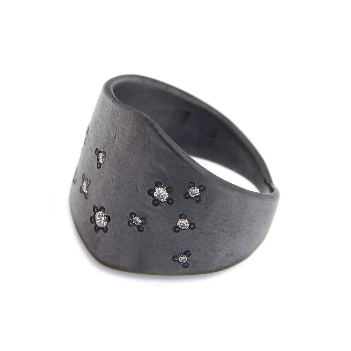 Katie g. Jewellery_Warrior Shield Ring Black mit Brillanten im Stargazing Stil_ ab EUR 130 pro Brillant EUR 70 - Anzahl und Position der Steine kann vom Kunden bestimmt werden