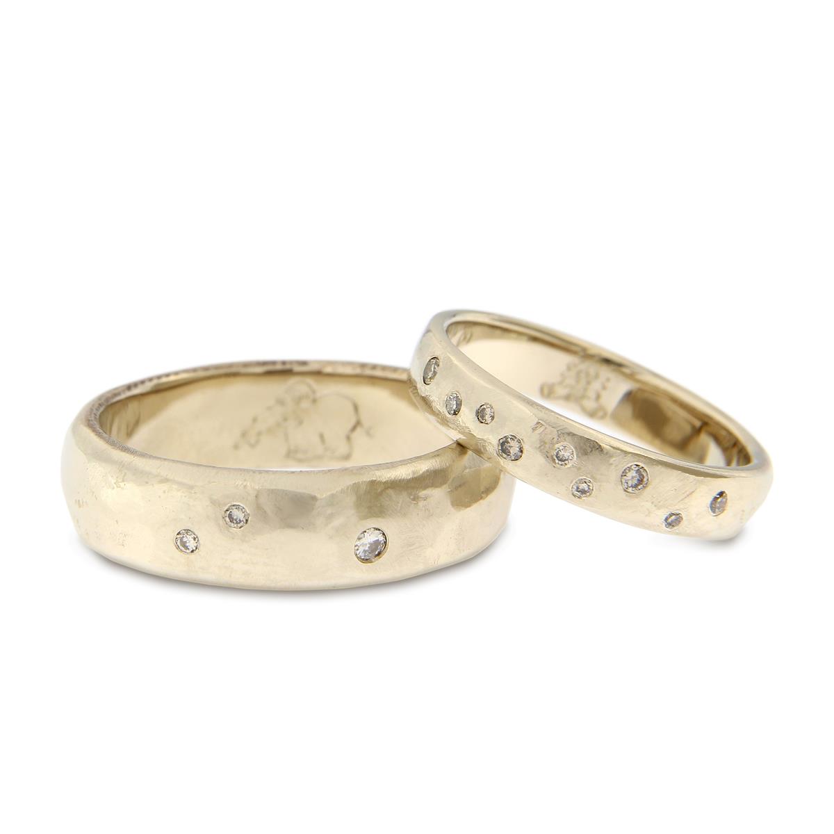 Katie g. Jewellery_Wedding Collection 2019_Eheringe - 18kt natürliches Weißgold - mit braunen Brillanten verwischt gefasst