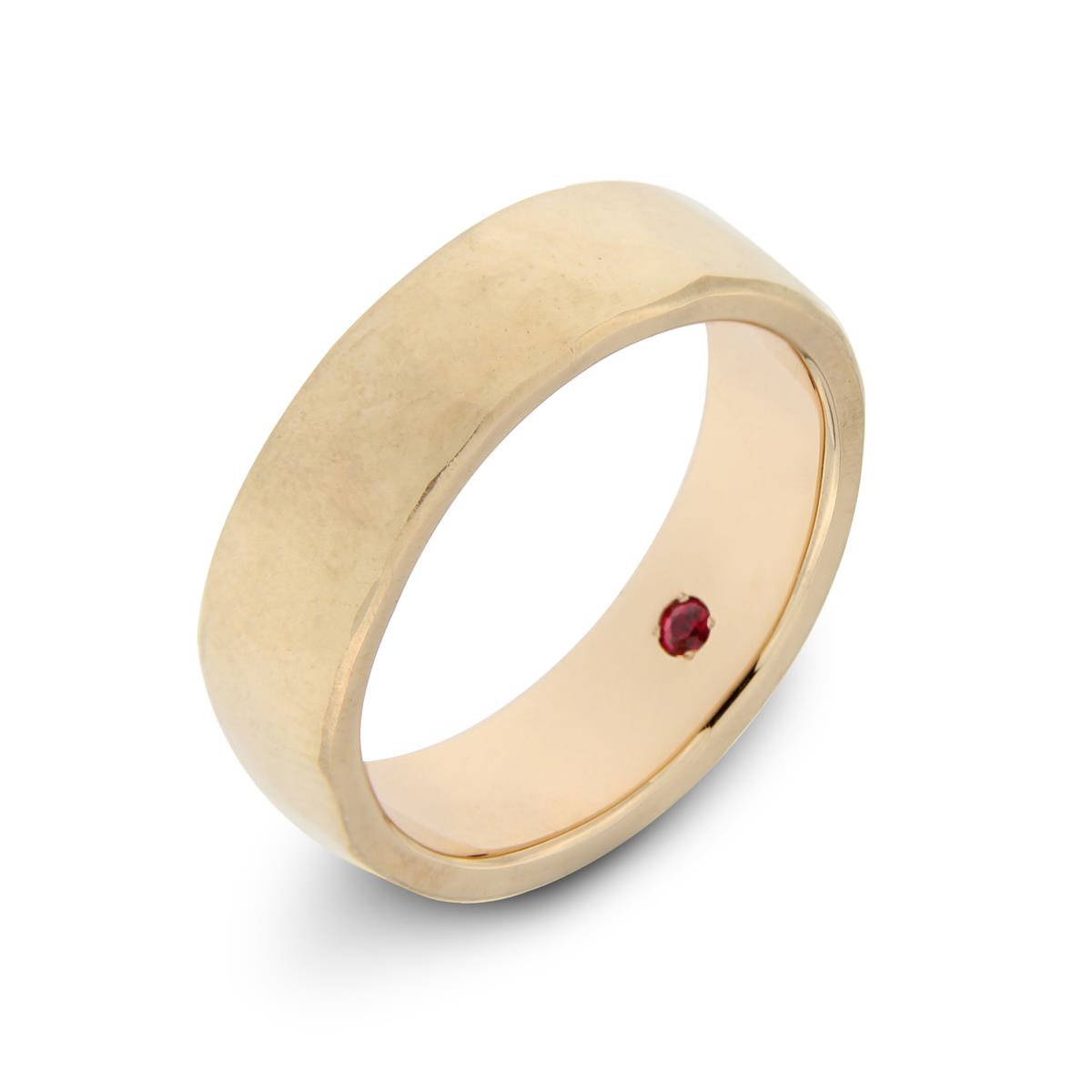 Katie g. Jewellery_Wedding Collection 2019_Herrenring - Breiter 14kt. Roségold Ring leicht texturiert mit Rubin auf Innenseite gefasst