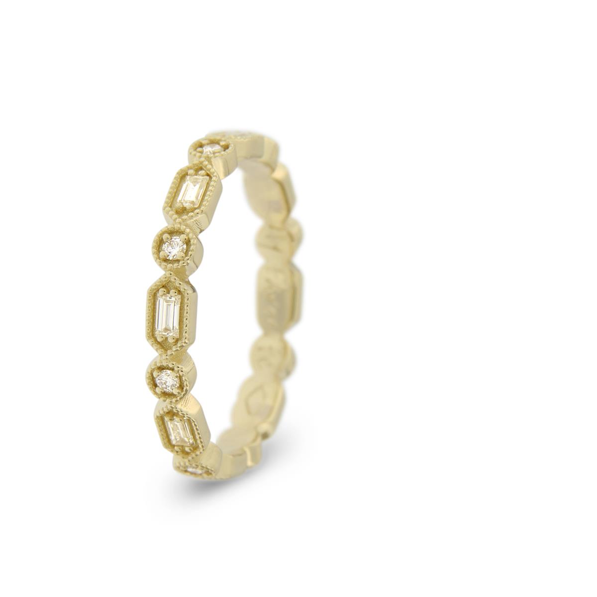 Katie g. Jewellery - Maßgefertigter Ring aus 14kt. Champagnergold mit weißen Brillanten und Baguette Diamanten