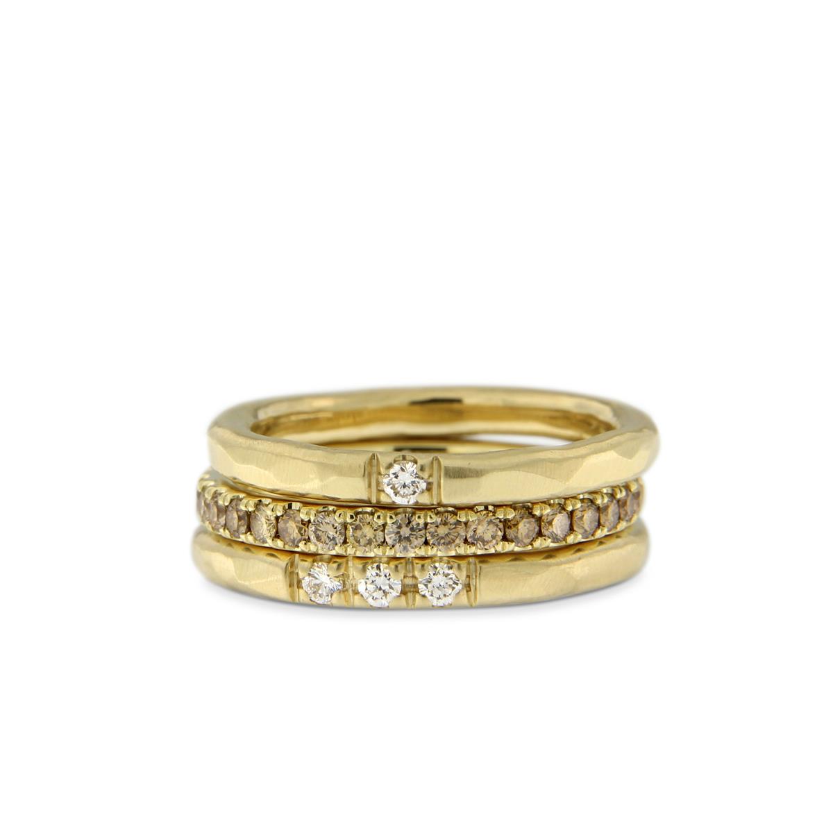 Katie g. Jewellery - Stack aus gehämmerten Ringen mit weißen Brillanten und Memoir Ring mit braunen Brillanten - alles aus 14kt. Champagnergold