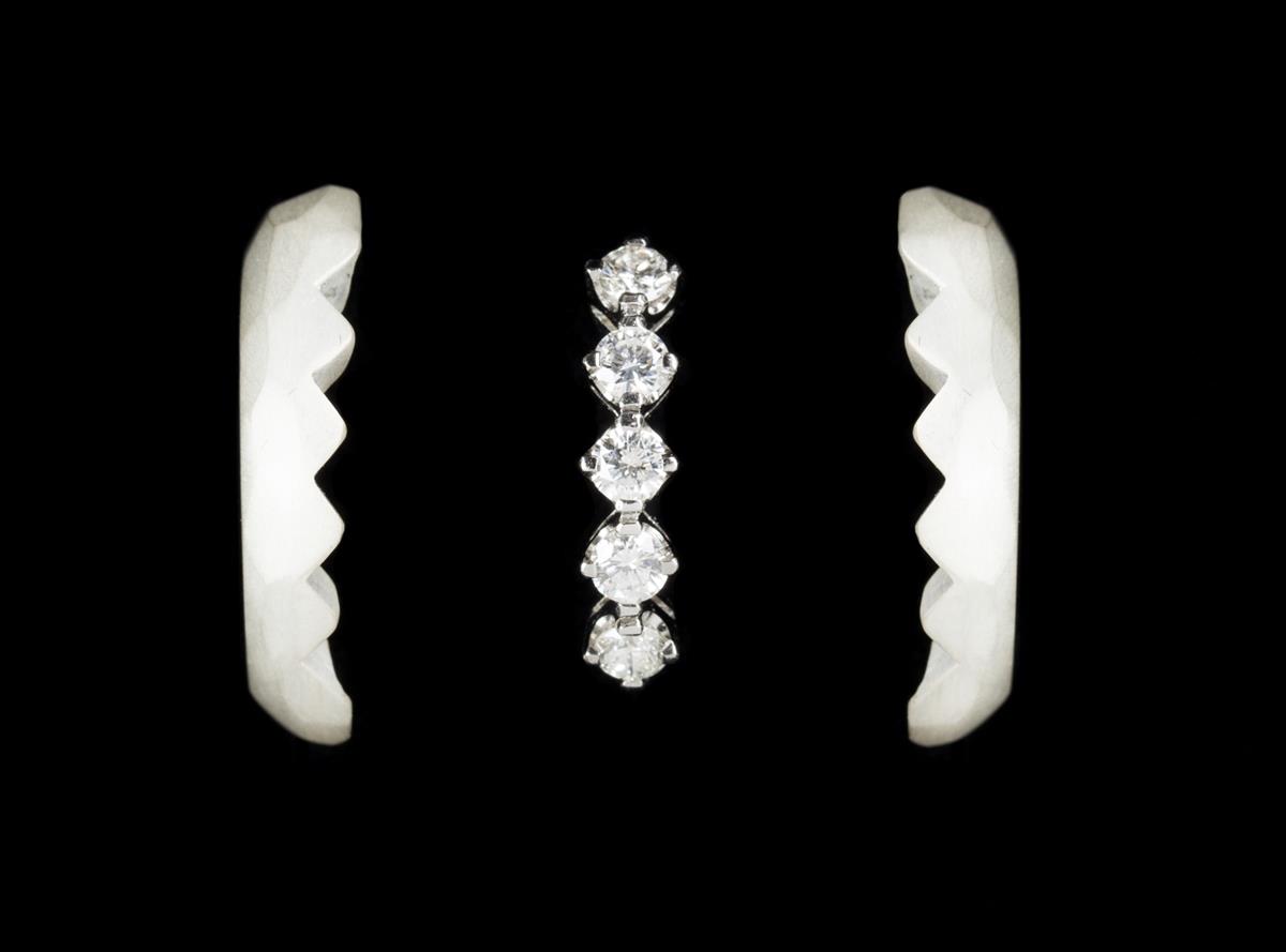 Katie g. Jewellery_Ring Casing aus matt weiß gesiedetem Sterling Silber für Weißgold Ring mit Brillanten
