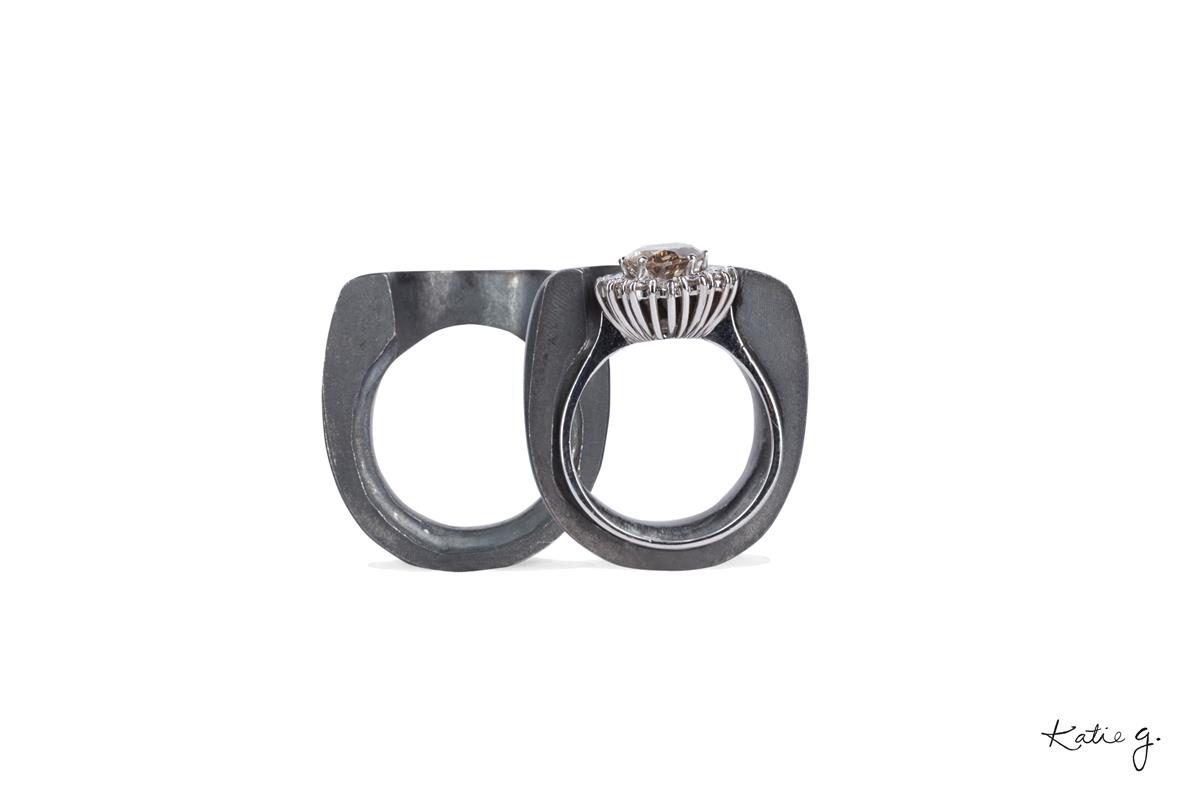 Katie g. Jewellery_Ring Casing aus oxidiertem Sterling Silber für Familienerbstück Ring mit braunem ovalschliff Diamant und weißen Brillanten