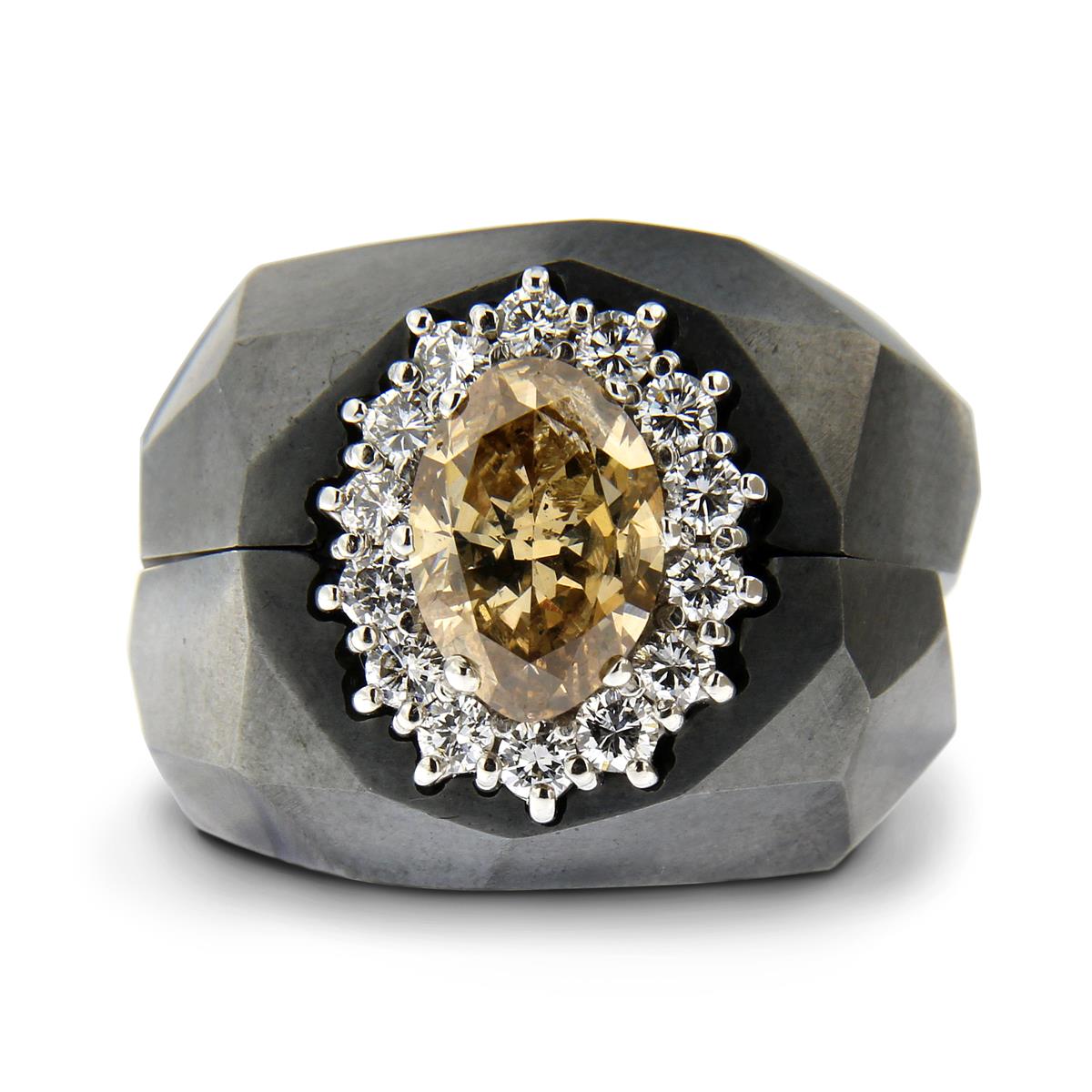 Katie g. Jewellery_Ring Casing aus schwarz oxidiertem Silber mit Familienerbstück 14kt. Weißgold mit einem zentralen braunen ovalschliff Diamant und weißen Brillanten
