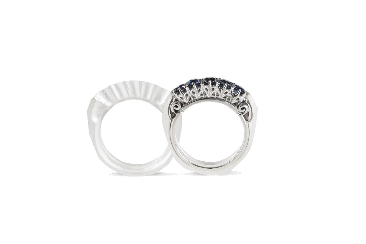 Katie g. Jewellery_Ring Casing aus matt weiß gesiedetem Sterling Silber für Weißgold Ring mit Saphiren 1